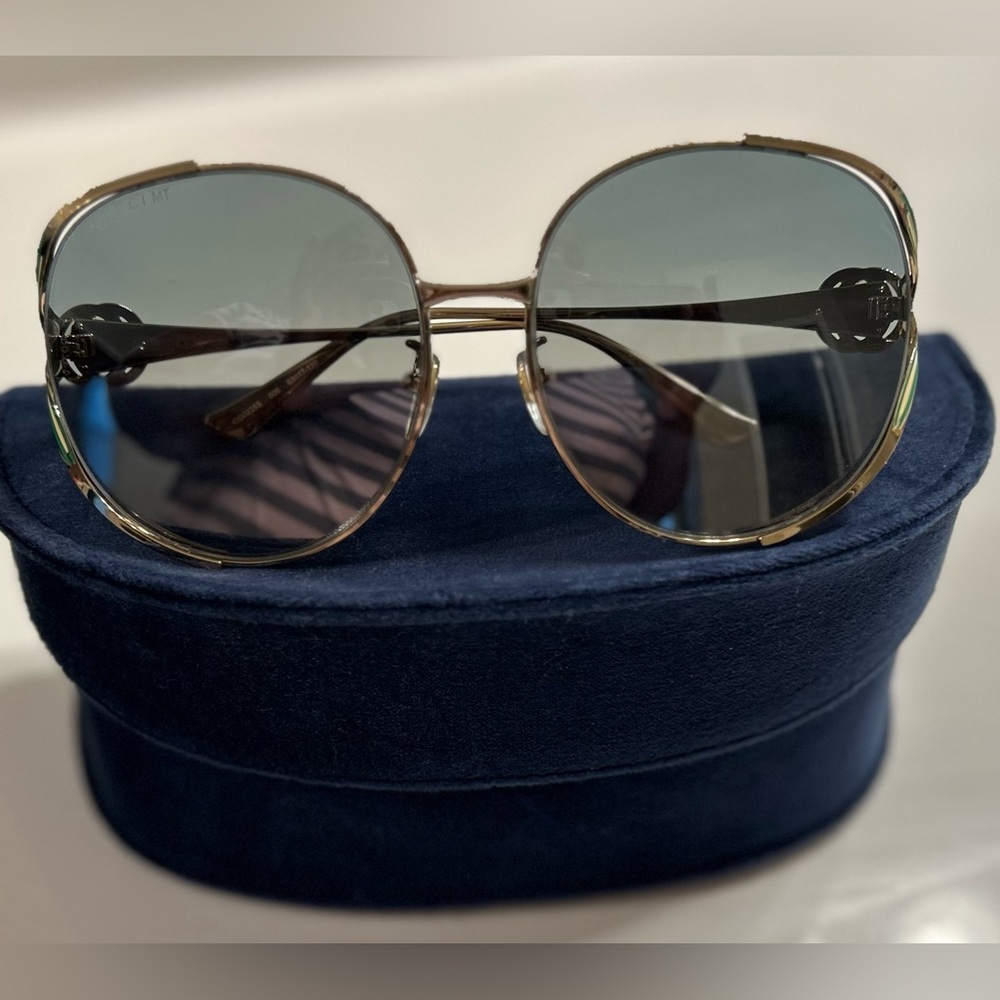 Gucci
63mm Gradient Oversize
Open Temple Round
Sunglasses - Picture 9 of 11